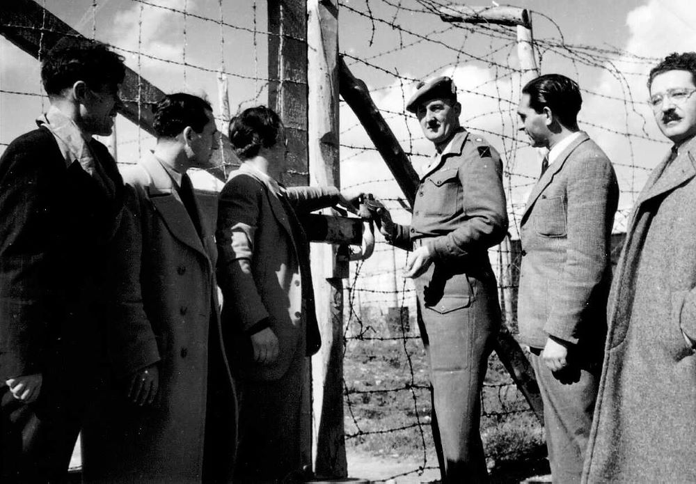 שער המחנה נסגר על ידי קצין אנגלי עם יציאת הגולה האחרון, 1949